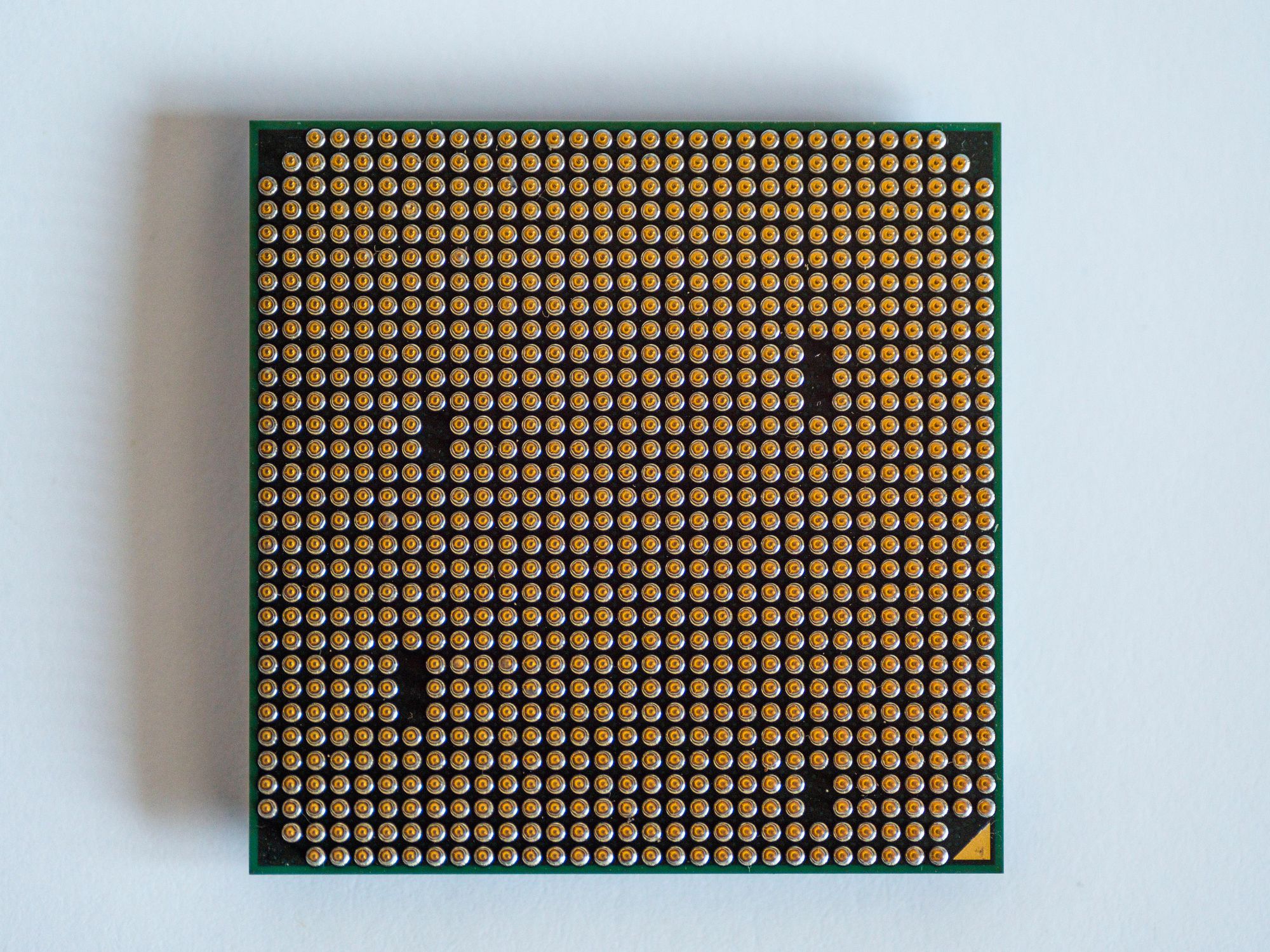Primer plano de una oblea de silicio con circuitos de un microchip