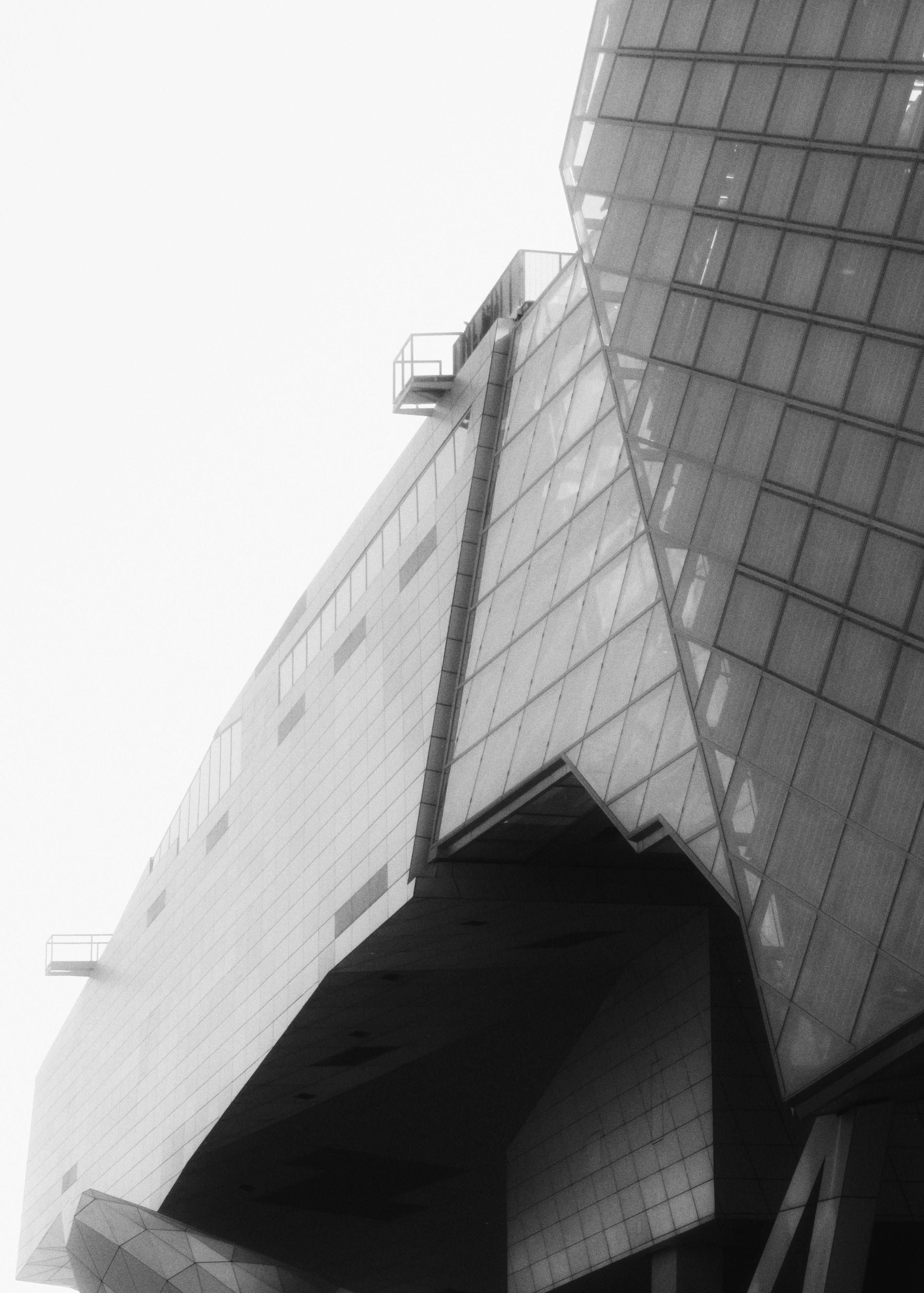 Ilmainen Silmiinpistävä abstrakti näkymä nykyaikaisen rakennuksen julkisivusta mustavalkoisena. Kuvapankkikuva