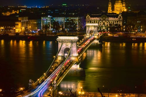 Zeitrafferfotografie Einer Beleuchteten Hängebrücke