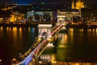 这张塞切尼链桥的夜间长曝光照片令人惊叹，展示了布达佩斯灯火通明的建筑与城市灯光