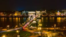 布达佩斯链桥的夜间景观令人惊叹，城市灯光倒映在河中