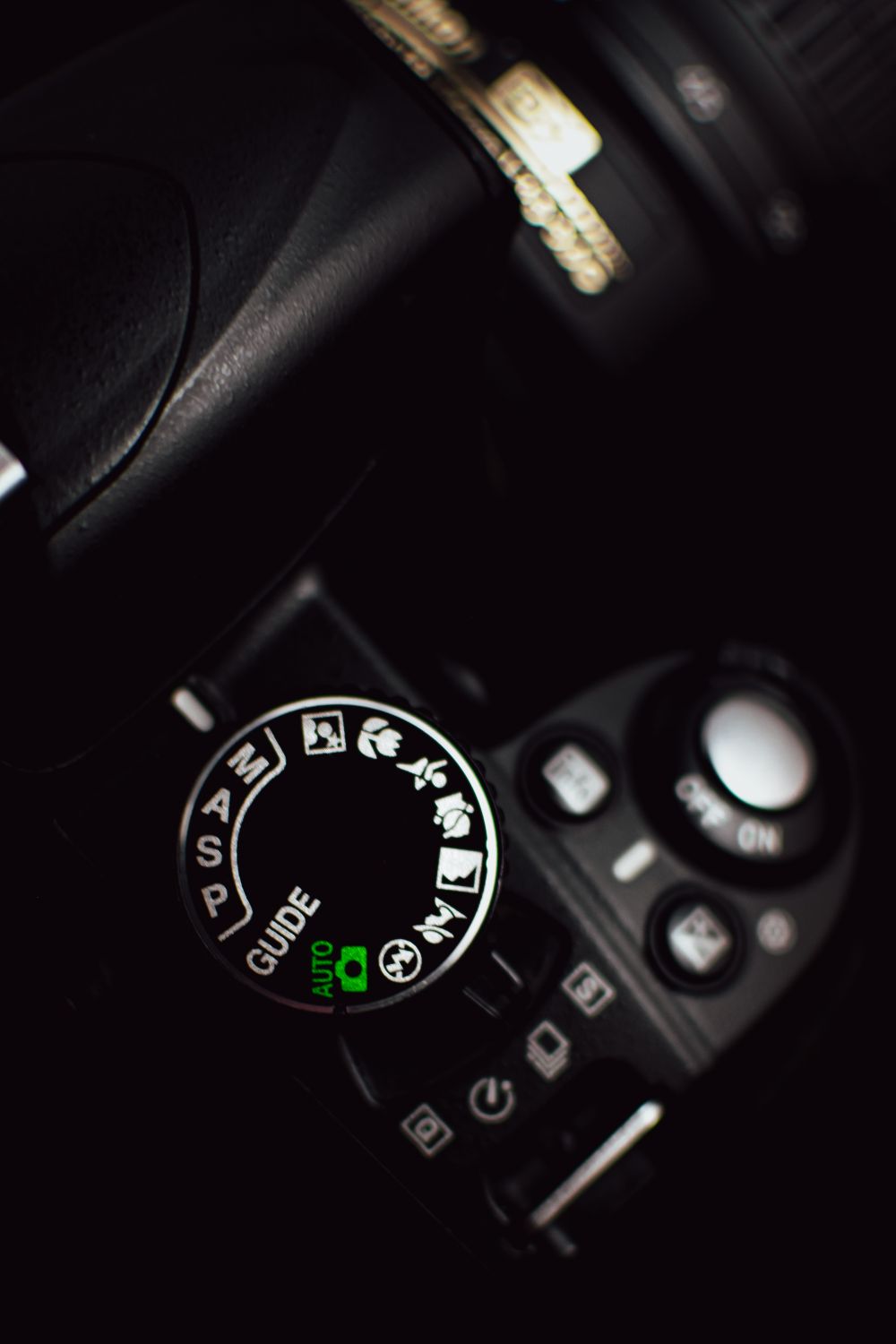 Close-up of DSLR Camera Mode Dial in Low Light · Free Stock Photo