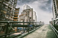 这座城市景观充满活力，融合了现代与古老的建筑以及桥梁