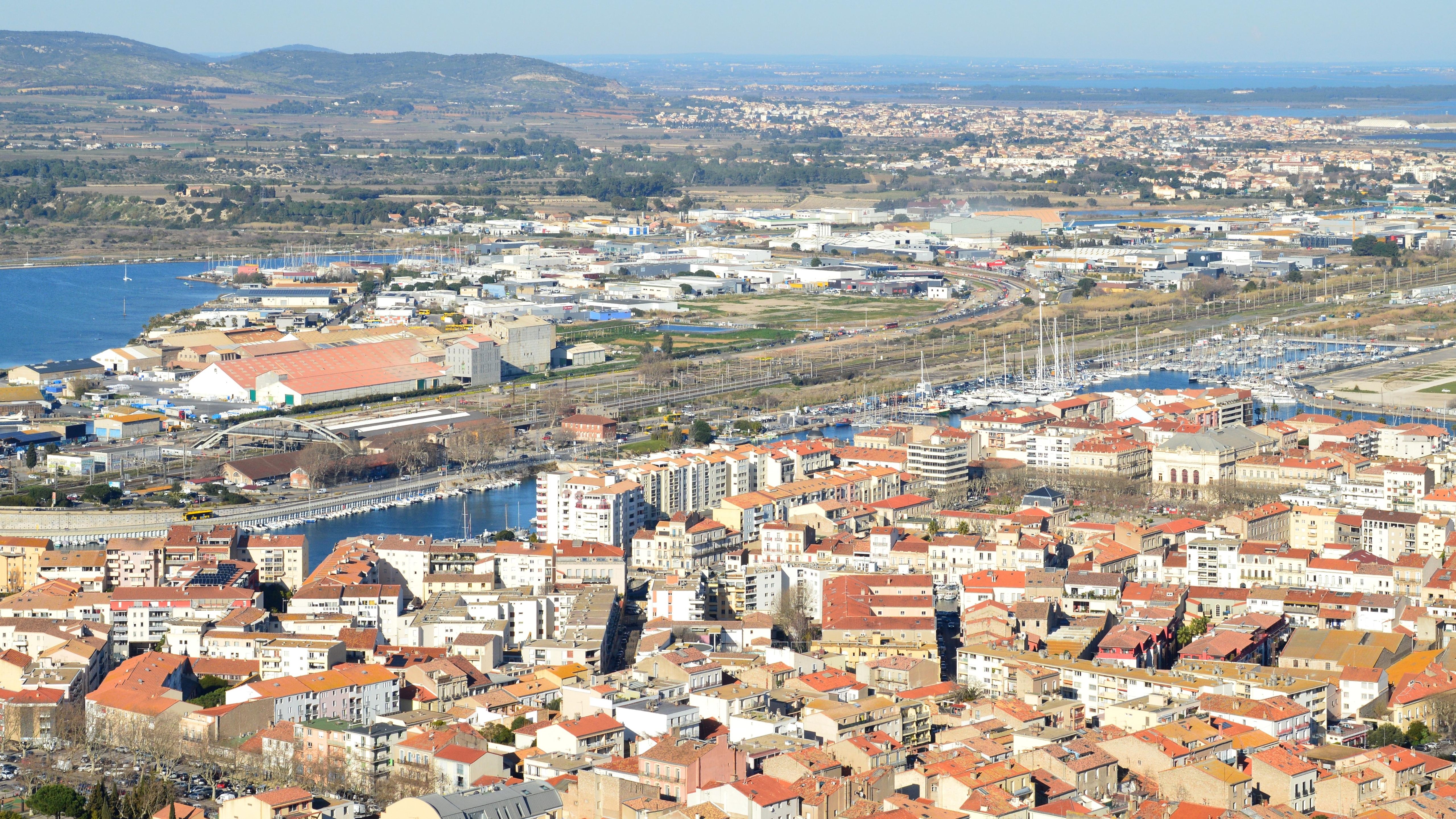 Vue a&eacute;rienne du littoral de S&egrave;te &mdash; ville dynamique et touristique