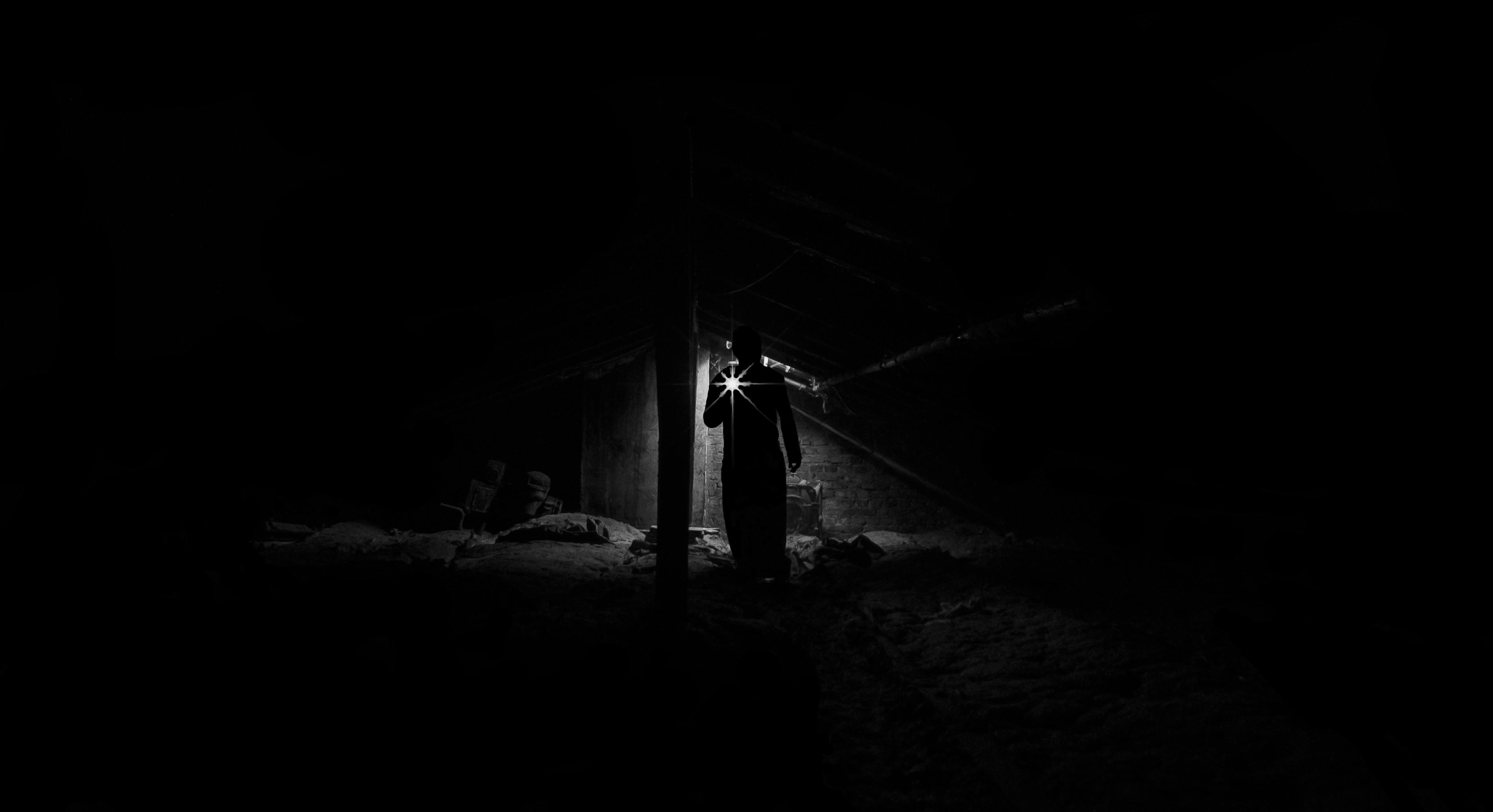 男子站在夜間的低角度視圖