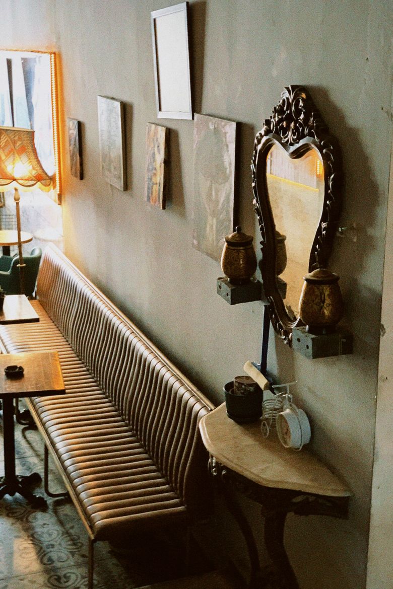 Interior vintage de cafenea cu decor eclectic