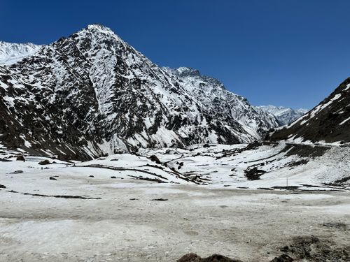 Free Majestic snow-covered mountains with clear blue sky, perfect for winter travel and nature lovers. Stock Photo