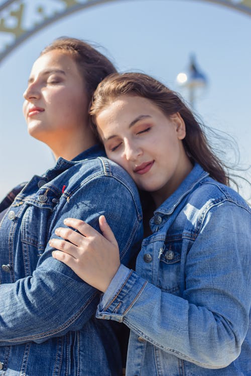 Due Donne In Giacche Di Jeans Blu