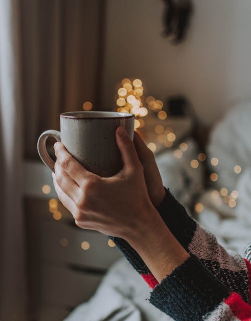 Personne Tenant Une Tasse Grise