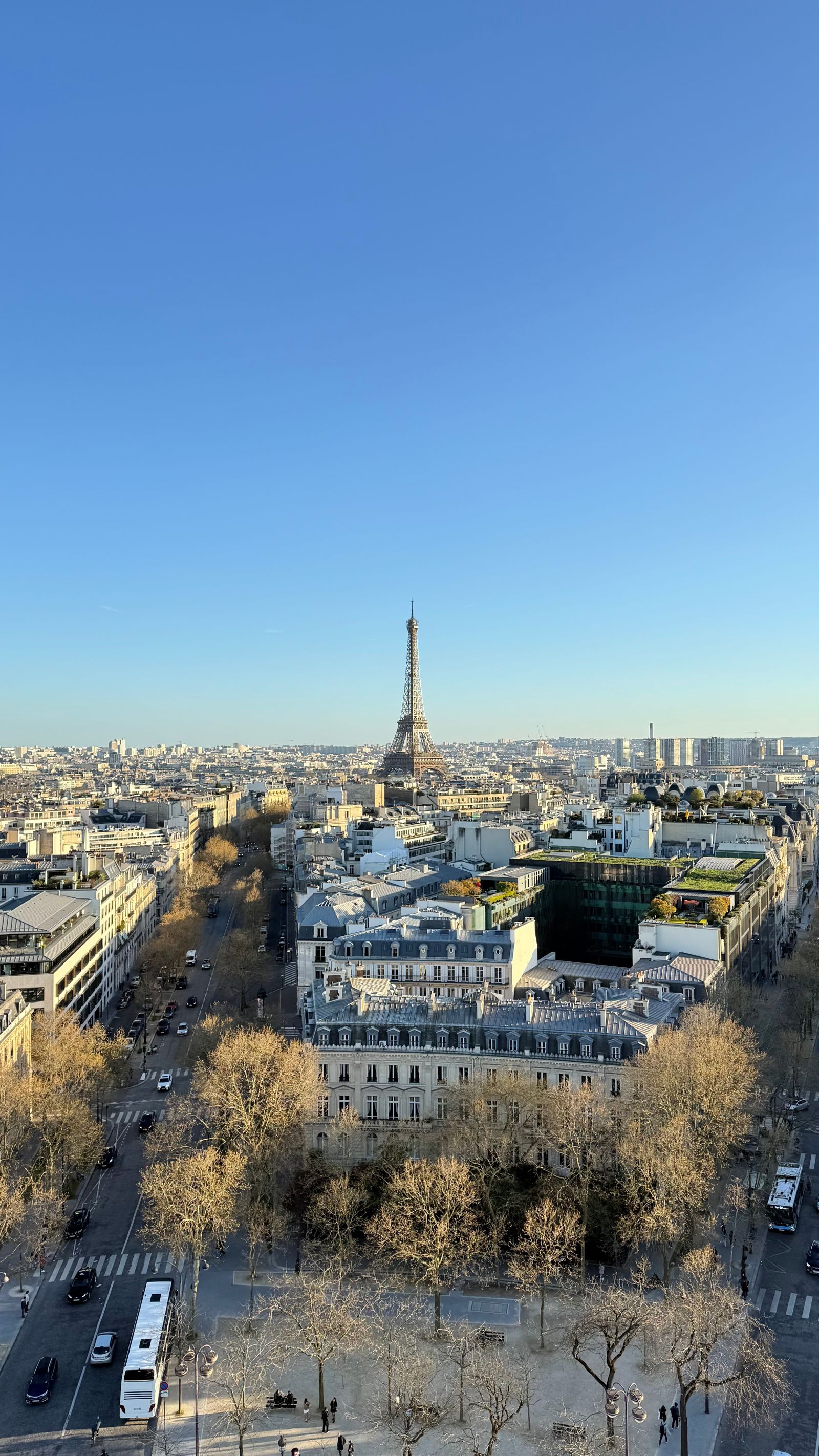 Paris et la tour Eiffel vus du ciel, par une journée ensoleillée