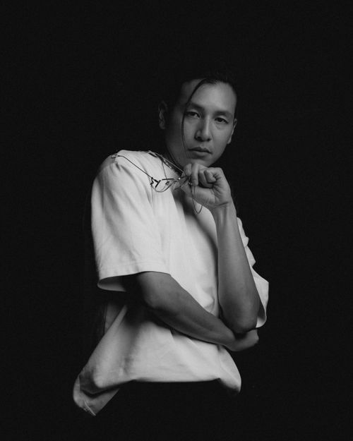 Free Black and white artistic portrait of a man in thoughtful pose, emphasizing mood and expression. Stock Photo