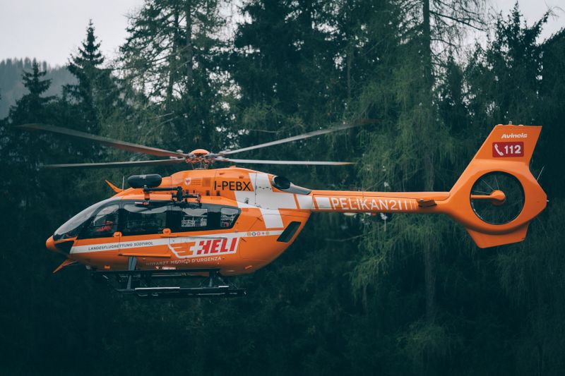 Helikopter hitne pomoći i spasioci na terenu