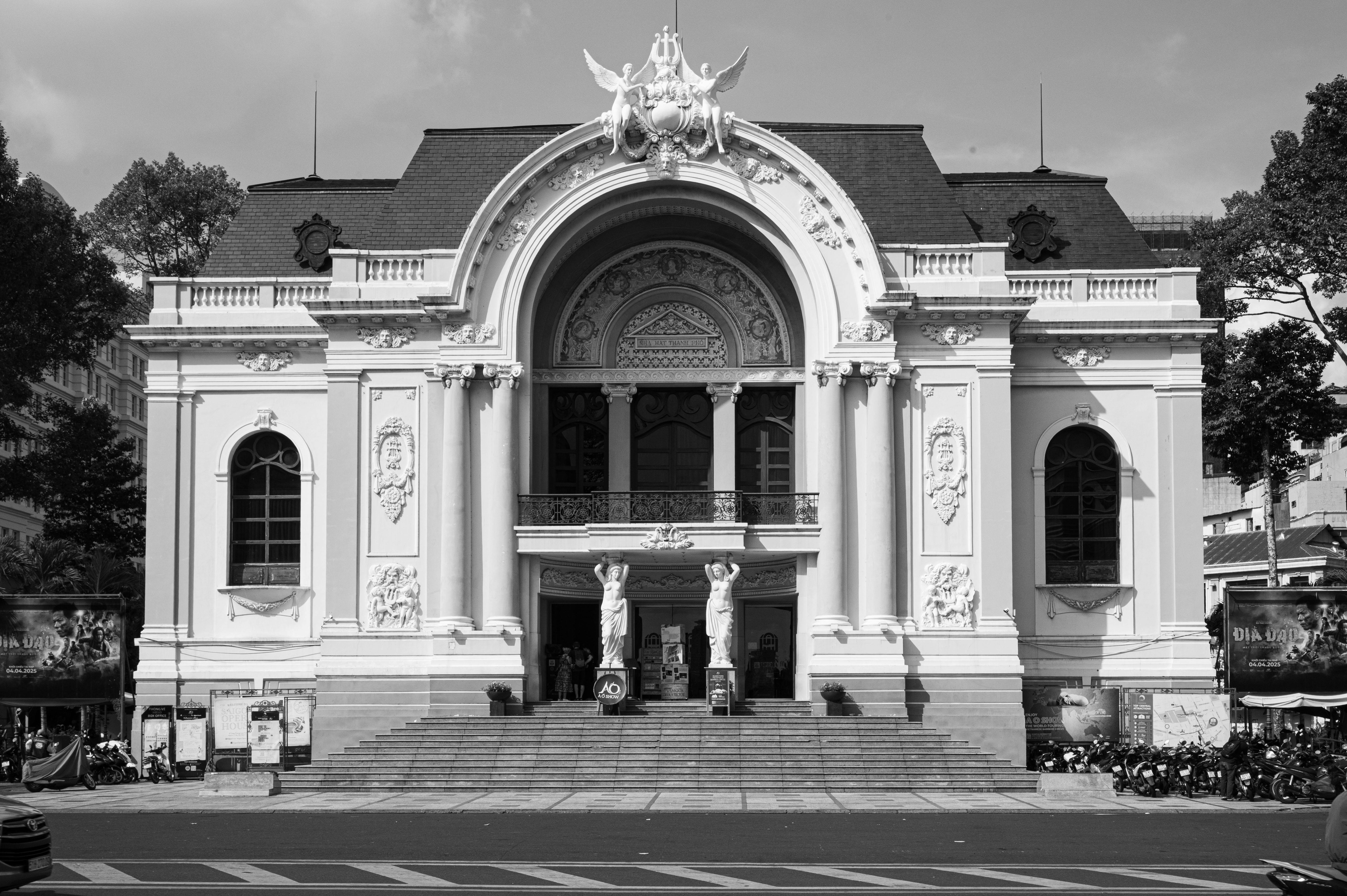 무료 역사적인 사이공 오페라 하우스의 흑백 이미지. 상징적인 건축적 랜드마크입니다. 스톡 사진