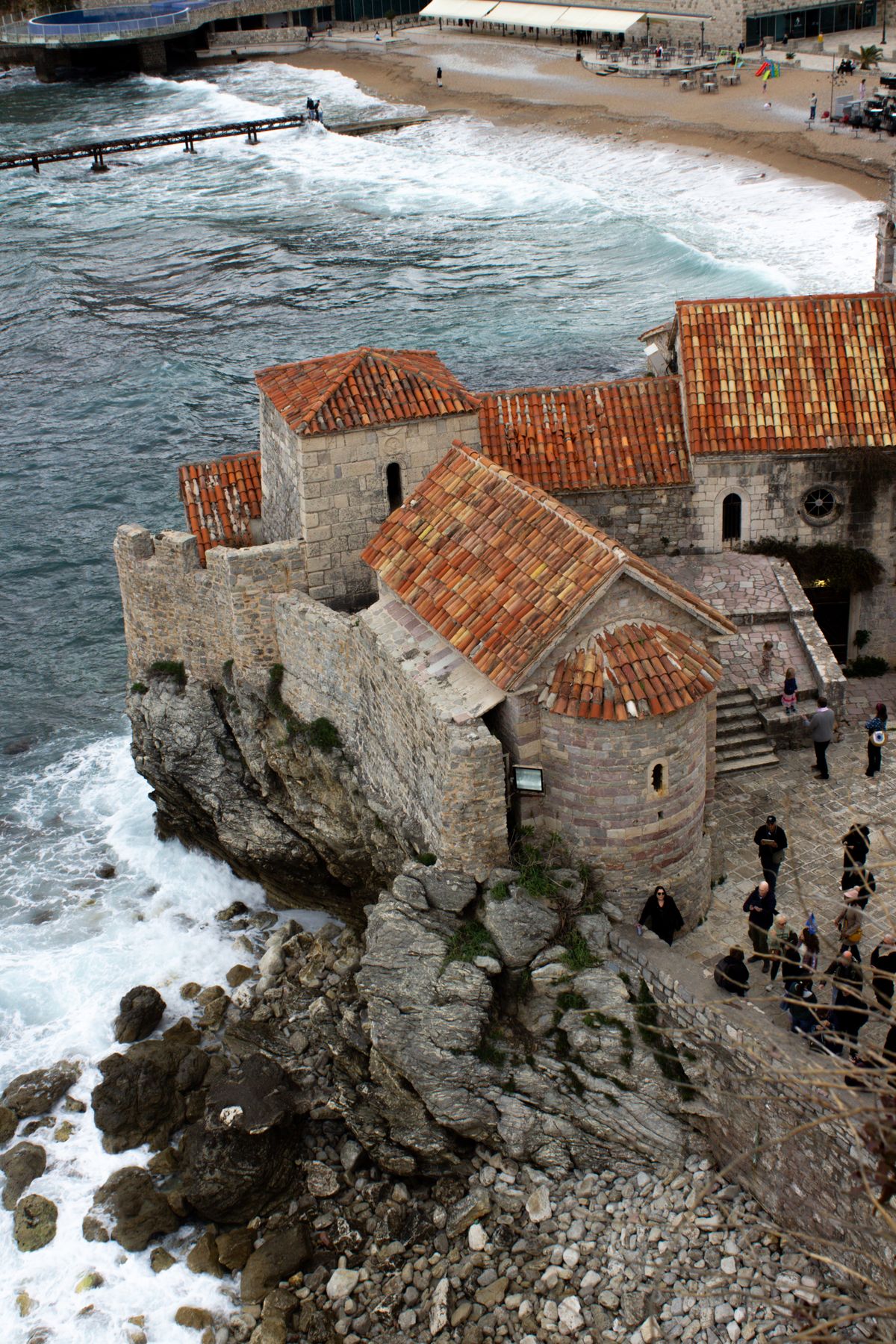 Citadela istorică din Budva văzută de sus, deasupra Mării Adriatice