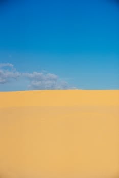 在蔚蓝天空下，探索广阔沙漠沙丘的宁静之美