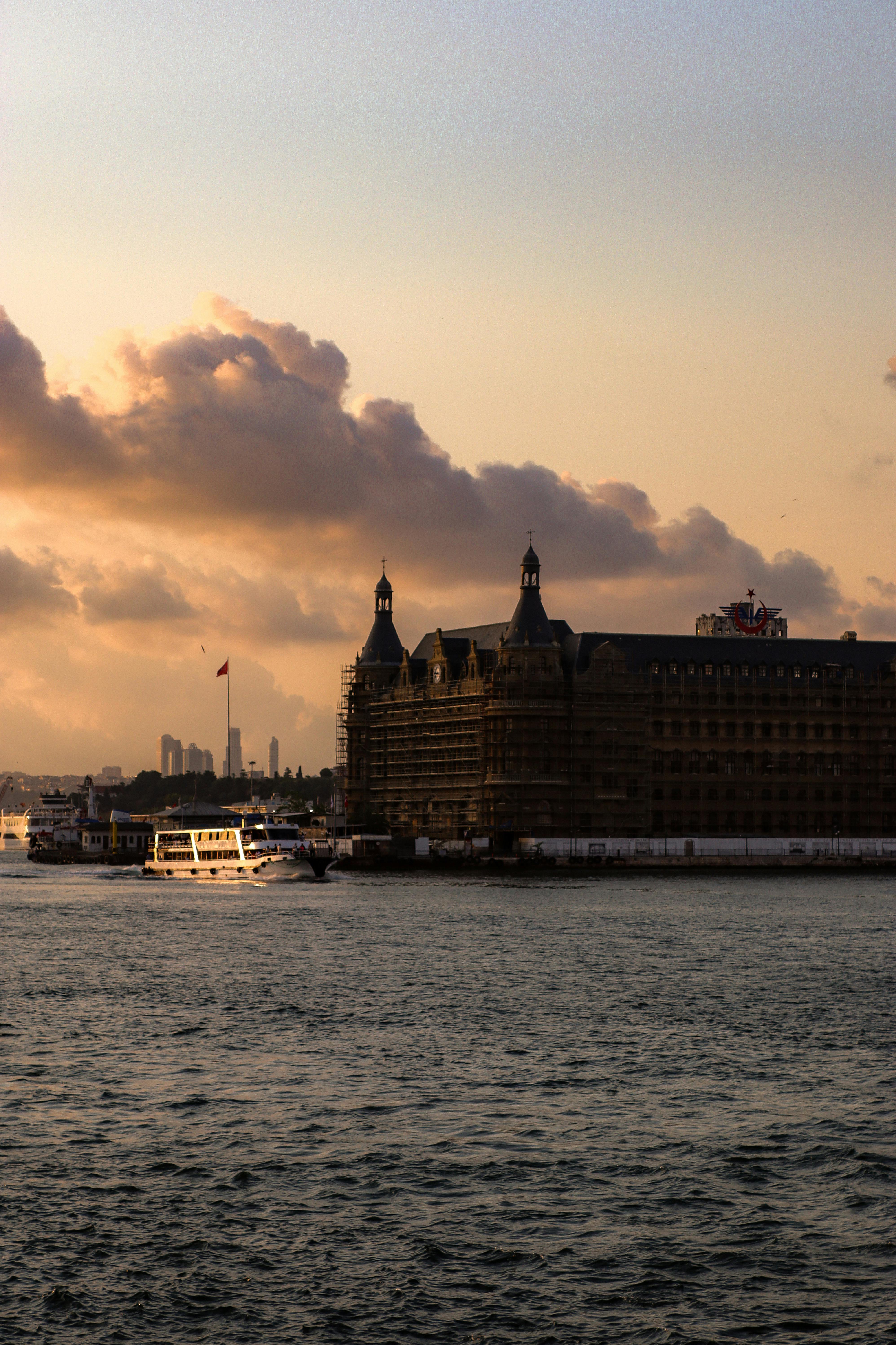 Gratuit Vue panoramique du coucher de soleil sur le terminal de Haydarpaşa à Istanbul, avec un ferry sur le Bosphore. Photos