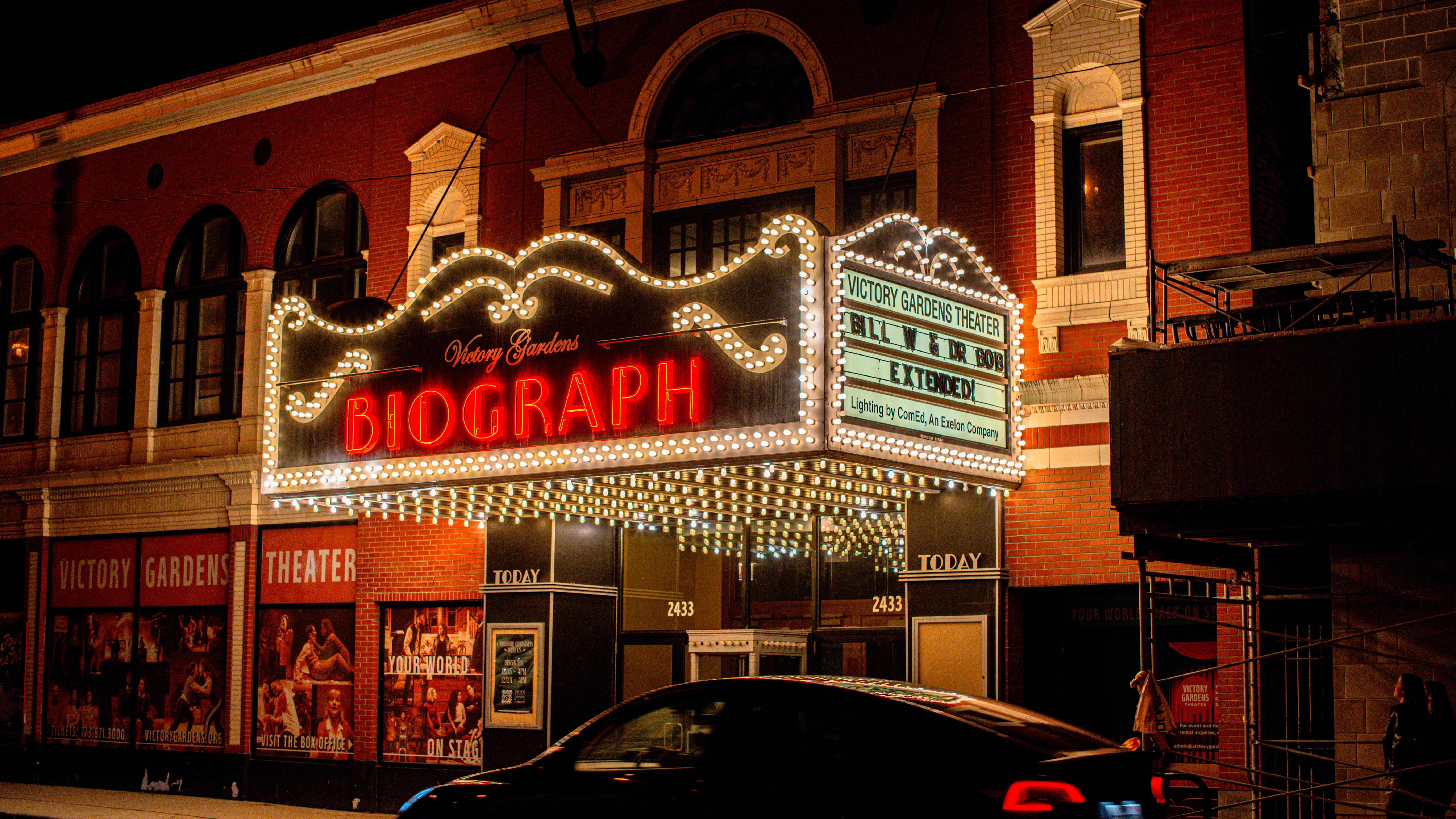 Gratis Det oplyste Biograph Theatre-telt skinner klart om natten i Chicago, Illinois. Lagerfoto