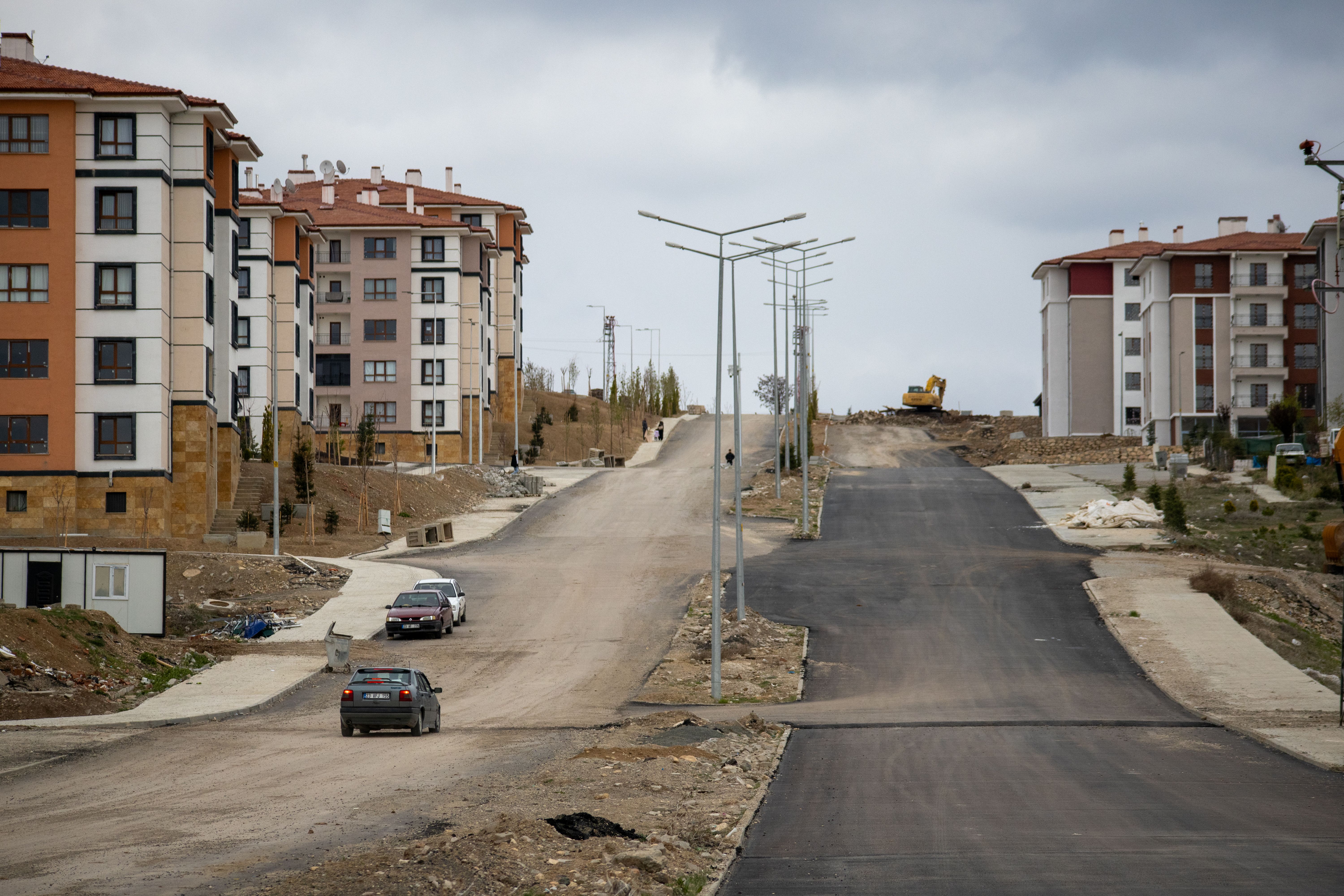 A modern urban residential area under development in Palu, Elazığ, featuring newly constructed buildings and roads. (Photo by Zülfü Demir📸 on Pexels)