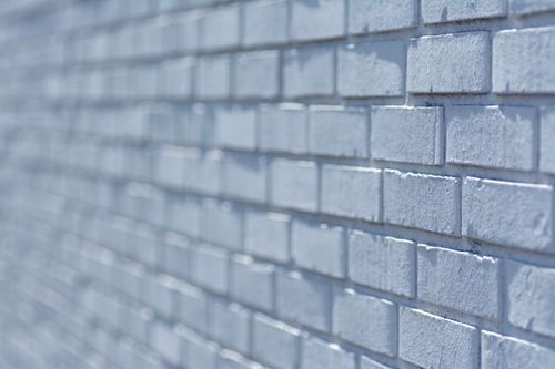Free A textured white brick wall with an artistic blur effect, creating a modern and abstract feel. Stock Photo