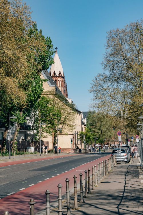 Free Sunny day street scene in Frankfurt with historical architecture and vibrant urban life. Stock Photo