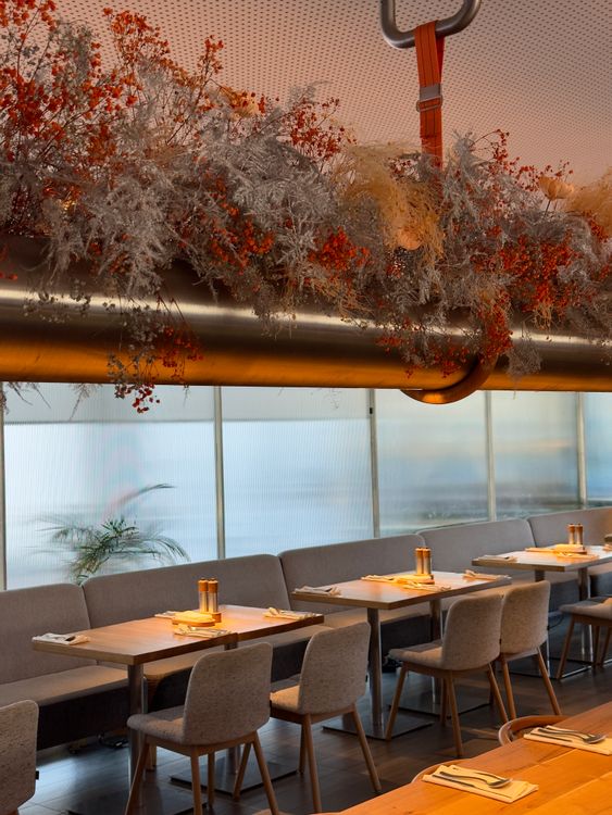 Modern Restaurant Interior with Elegant Floral Decor · Free Stock Photo