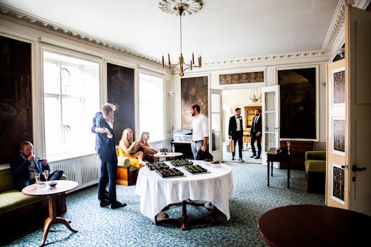 在一间装饰经典、光线自然的精致房间里，一群成年人正享受着社交活动