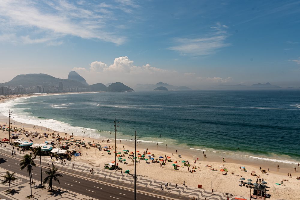 Copacabana con su característico paseo ondulado y el Pão de Açúcar al fondo