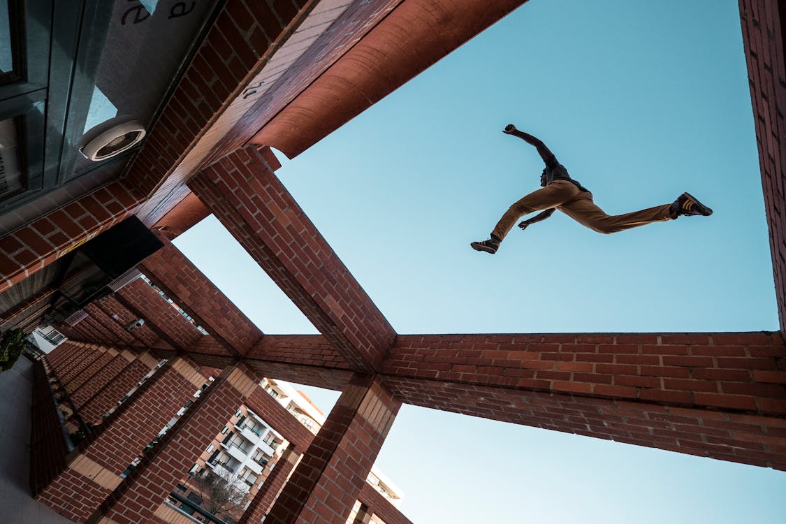 صورة اكشن لرجل يقفز من اعلى جدران متفرقة