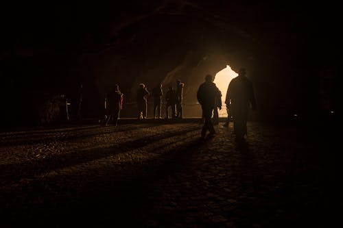 Gruppo Di Persone In Colori Assortiti Di Vestiti Durante La Notte