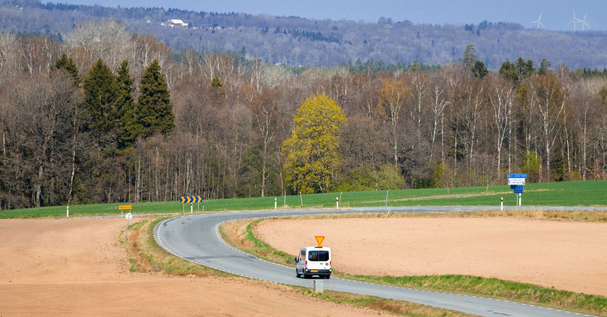 Vue sereine sur la campagne avec une route sinueuse à Jönköping, présentant un paysage rural tranquille.