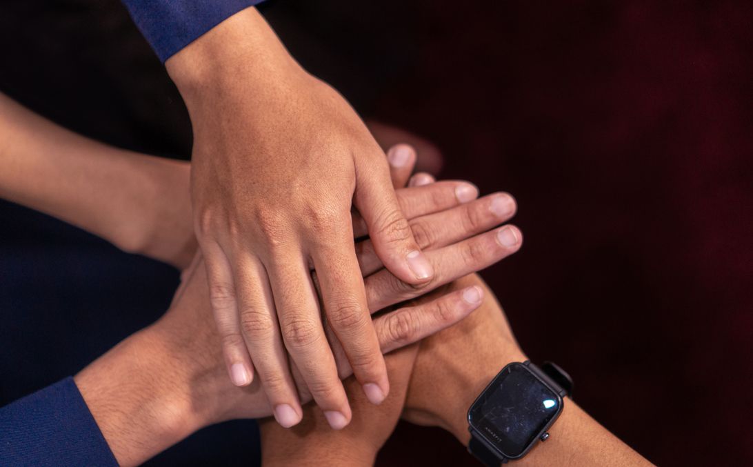 Online dating: starting a conversation on a niche platform