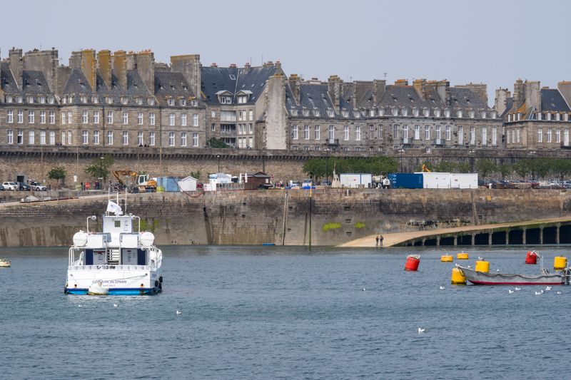 Façades historiques en pierre de Saint-Malo : patrimoine préservé sans échafaudage
