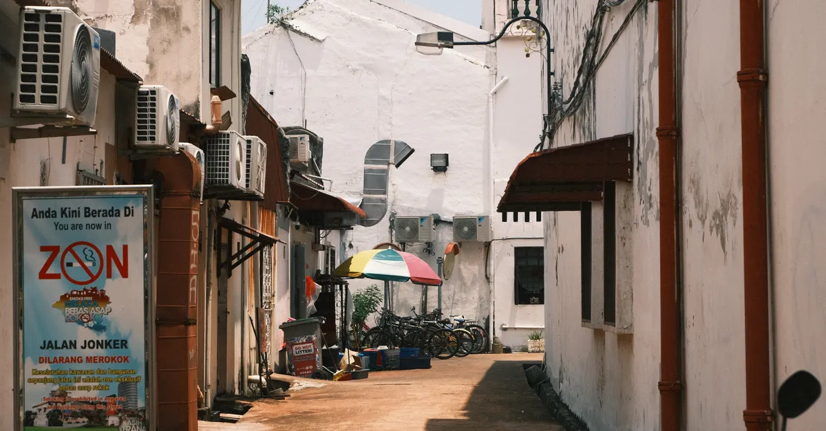 Rue animée de Jonker Street à Malacca, avec ses lanternes rouges, ses échoppes colorées et ses visiteurs flânant sous les enseignes chinoises