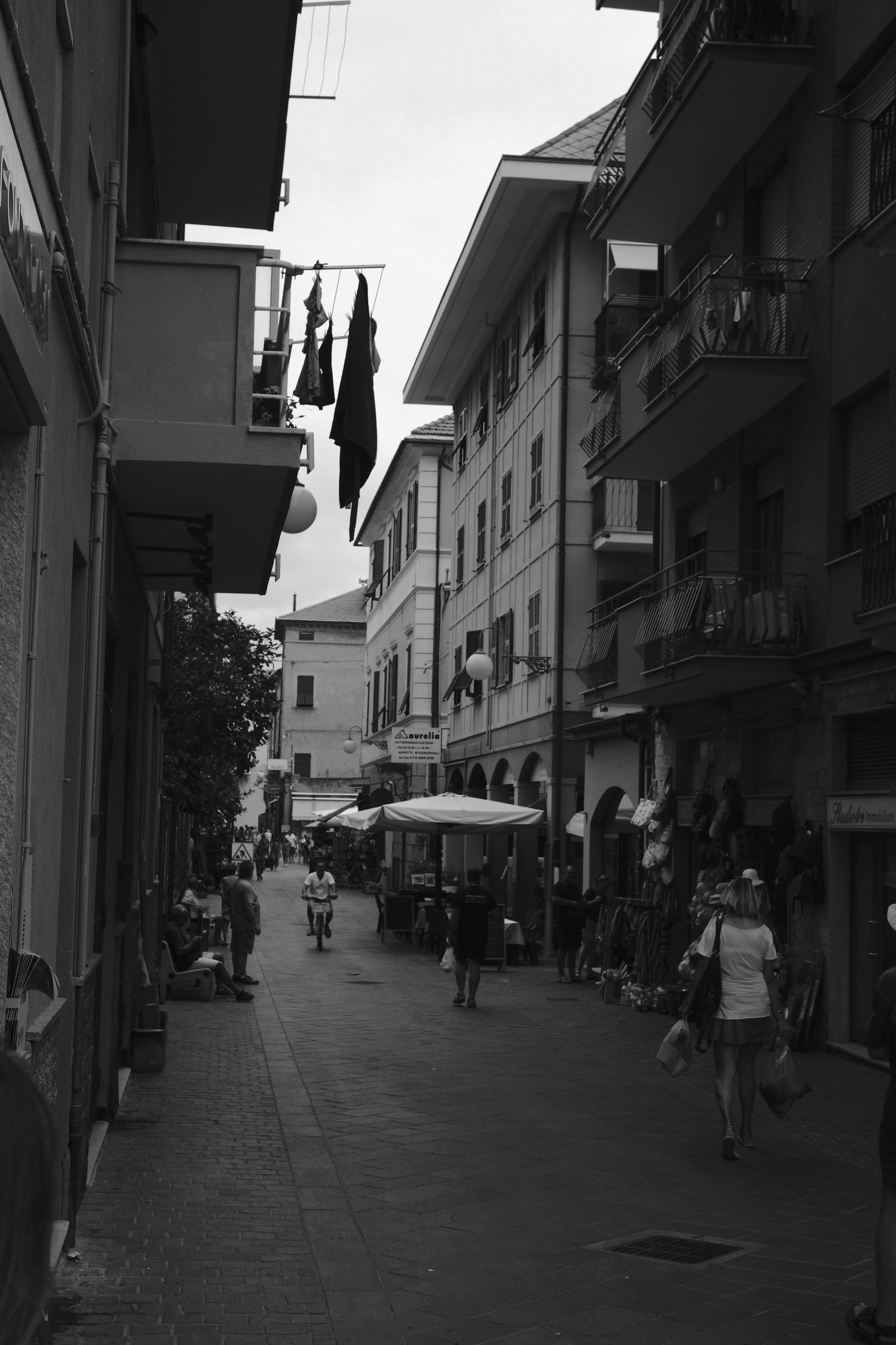 Charming Black and White Italian Street Scene · Free Stock Photo