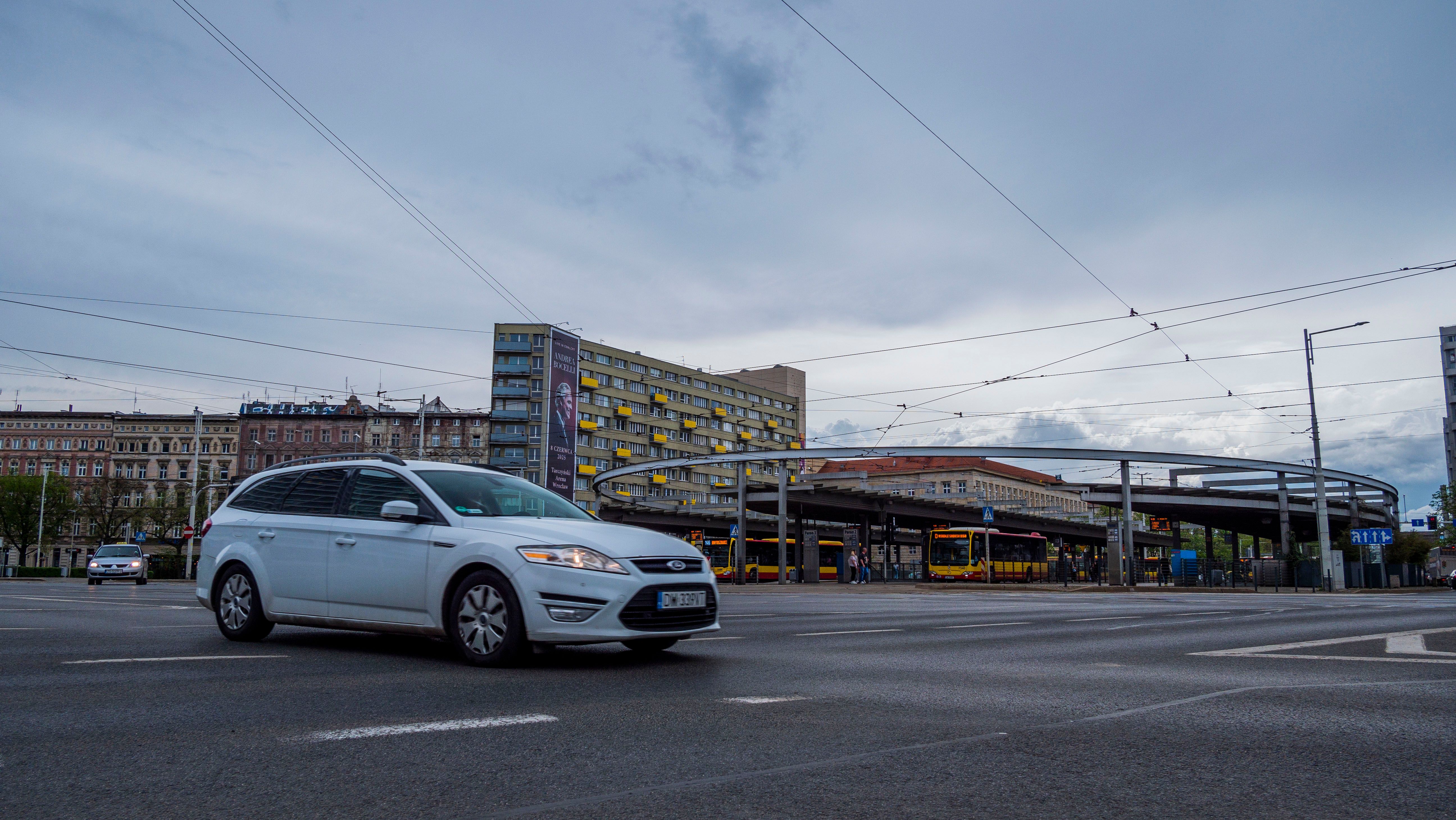 Urban Street Scene with Vehicles and Modern Architecture · Free Stock Photo