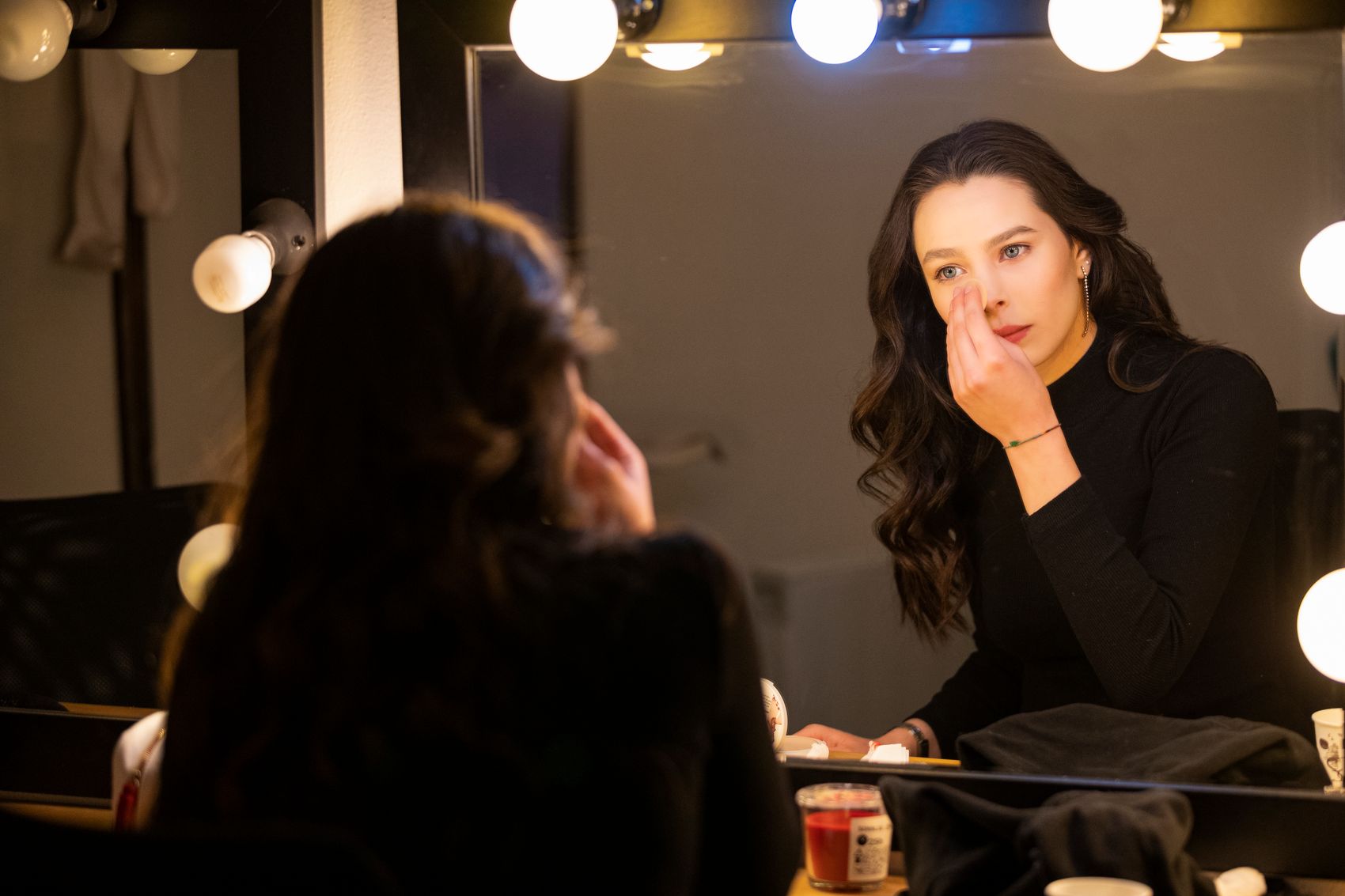 Com&eacute;dienne dans un espace maquillage lumineux avant tournage