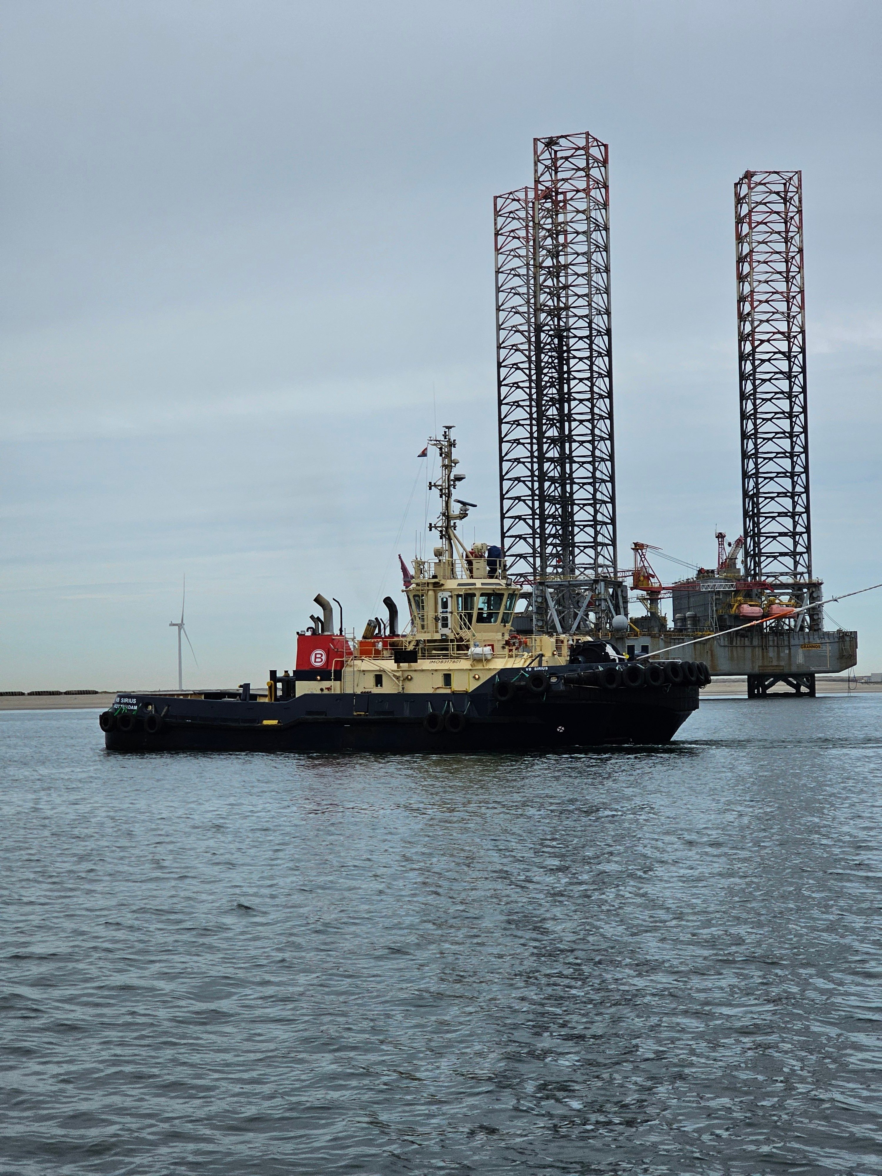 Tugboat Escorting Offshore Rig in Rotterdam · Free Stock Photo
