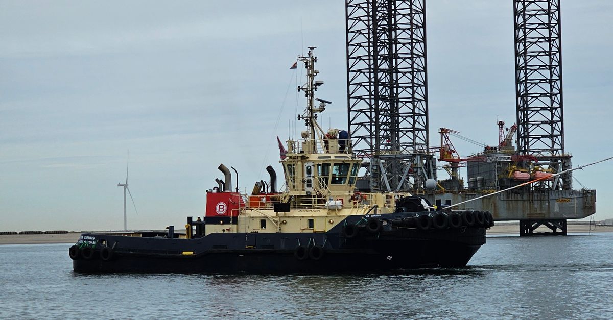 Oil Rig Tugboat Tugboat Escorting Offshore Rig in Rotterdam · Free Stock Photo