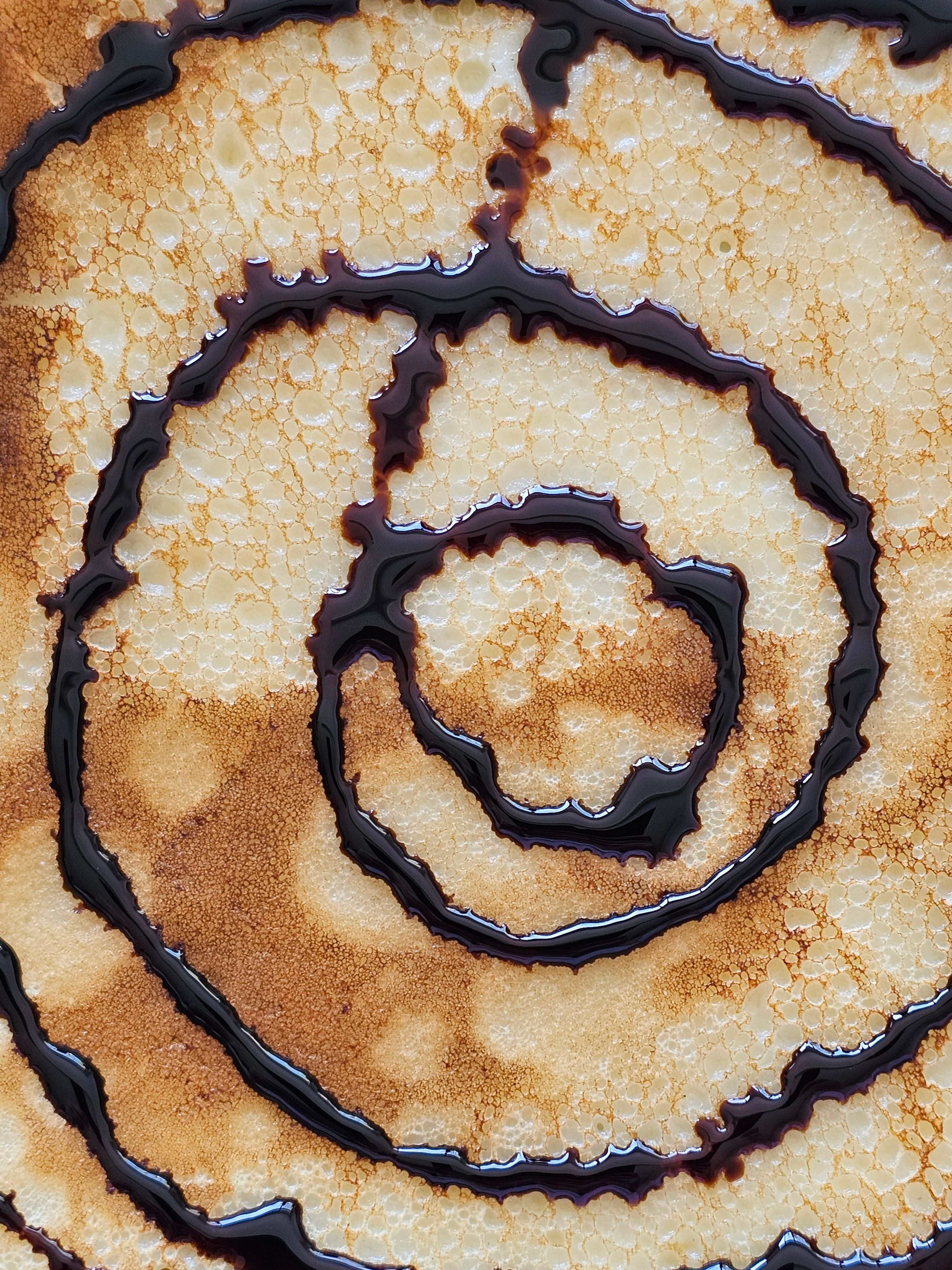 Abstract Spiral Pattern with Chocolate Glaze · Free Stock Photo