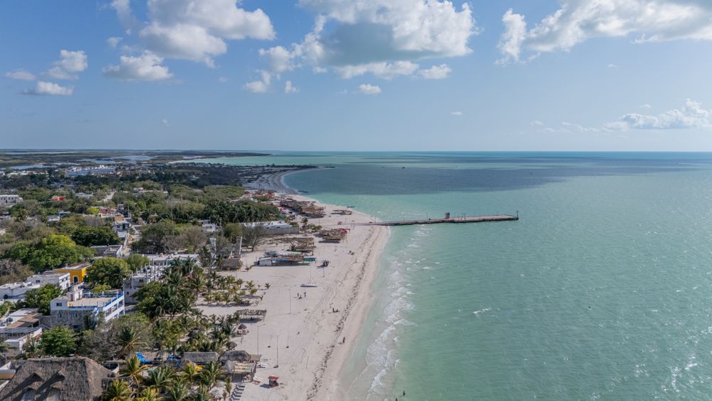 Vista aérea de playa tropical en México para escapadas de fin de semana