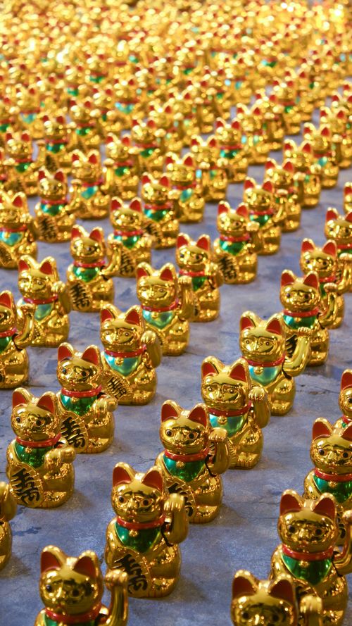 Free Rows of golden Maneki Neko cat statues, symbolizing good fortune and prosperity. Stock Photo