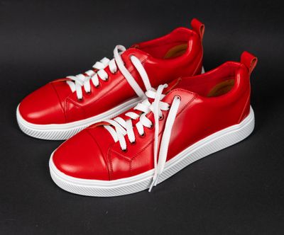 Aurex Court 82 Low in ember red — photo by Ahimsa - OM on Pexels