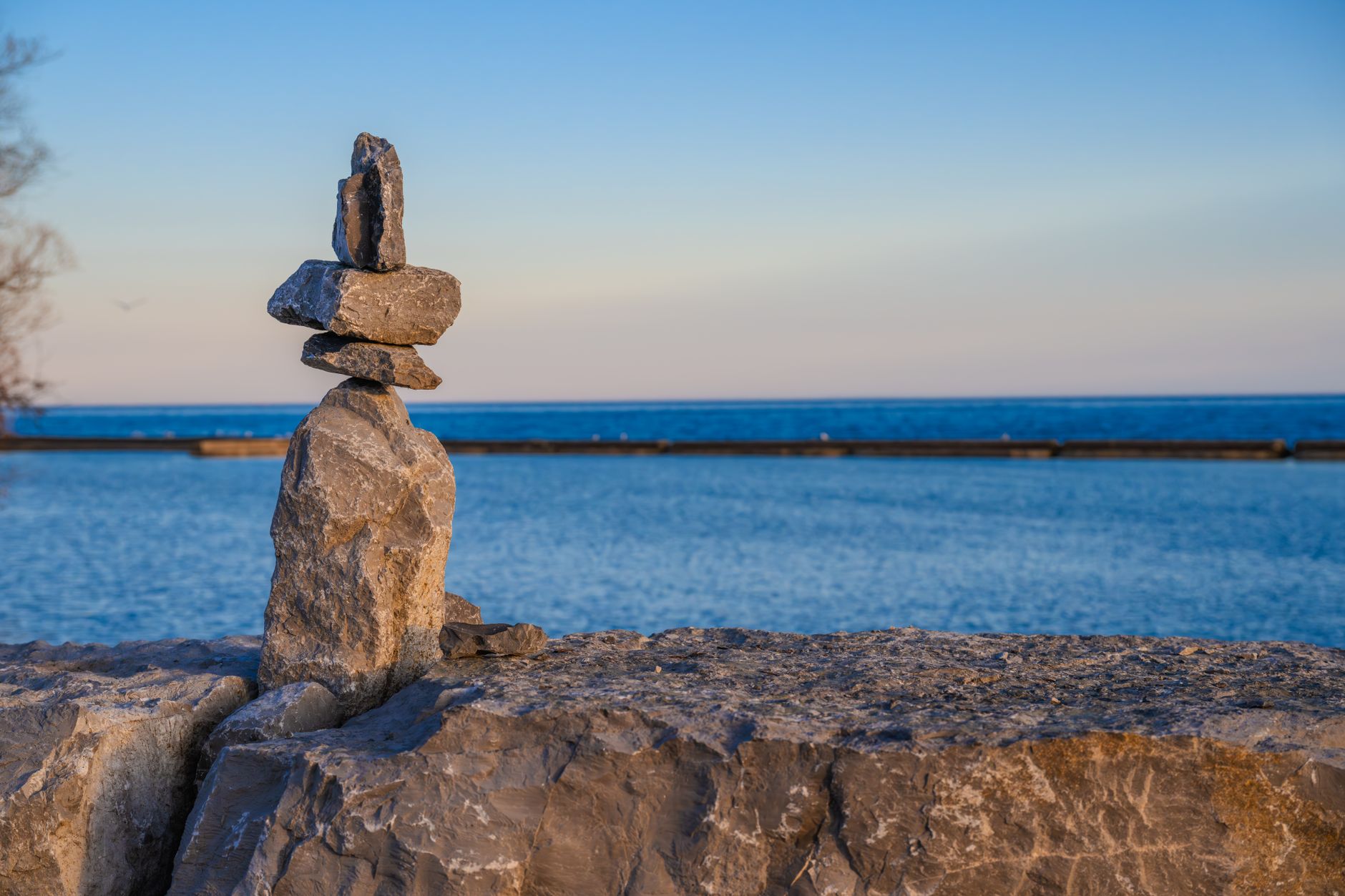 Sonnenuntergang & Meer – Reduziertes Strahlend Hintergrundbild