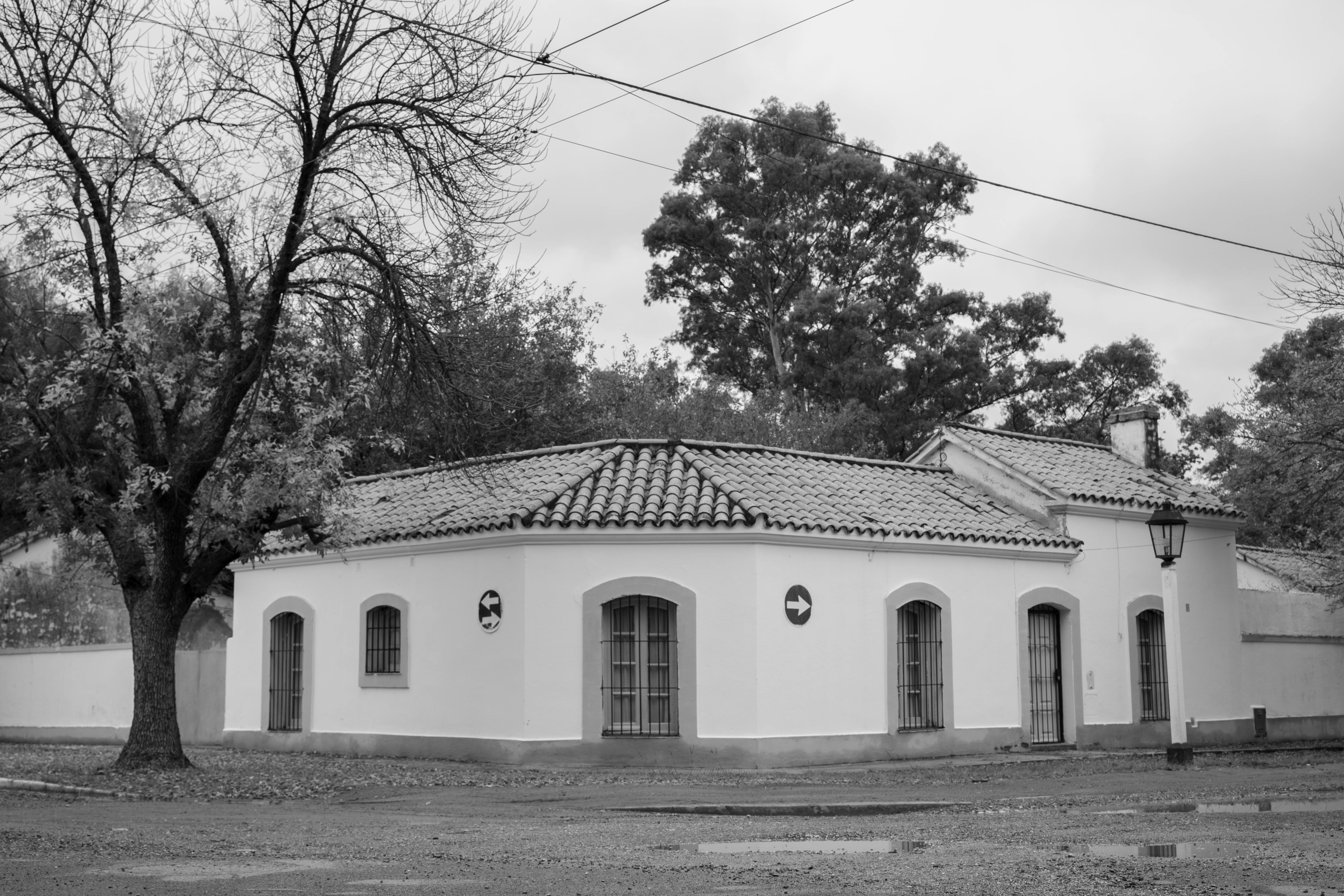 Black and white photograph of a colonial-style house in Córdoba, Argentina, showcasing Spanish architecture.