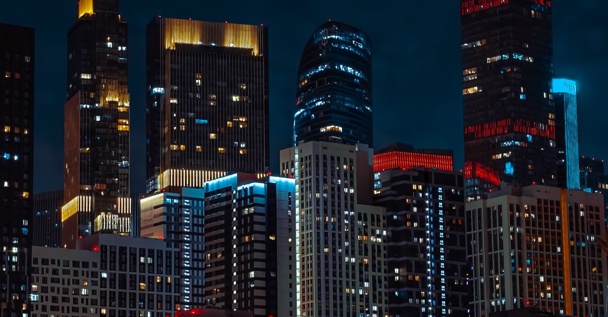 夜晚充满活力的城市天际线与灯火通明的摩天大楼 · 免费素材图片