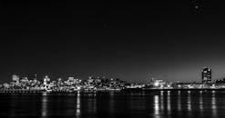 夜幕下，蒙特利尔令人惊叹的黑白城市全景倒映在平静的水面上