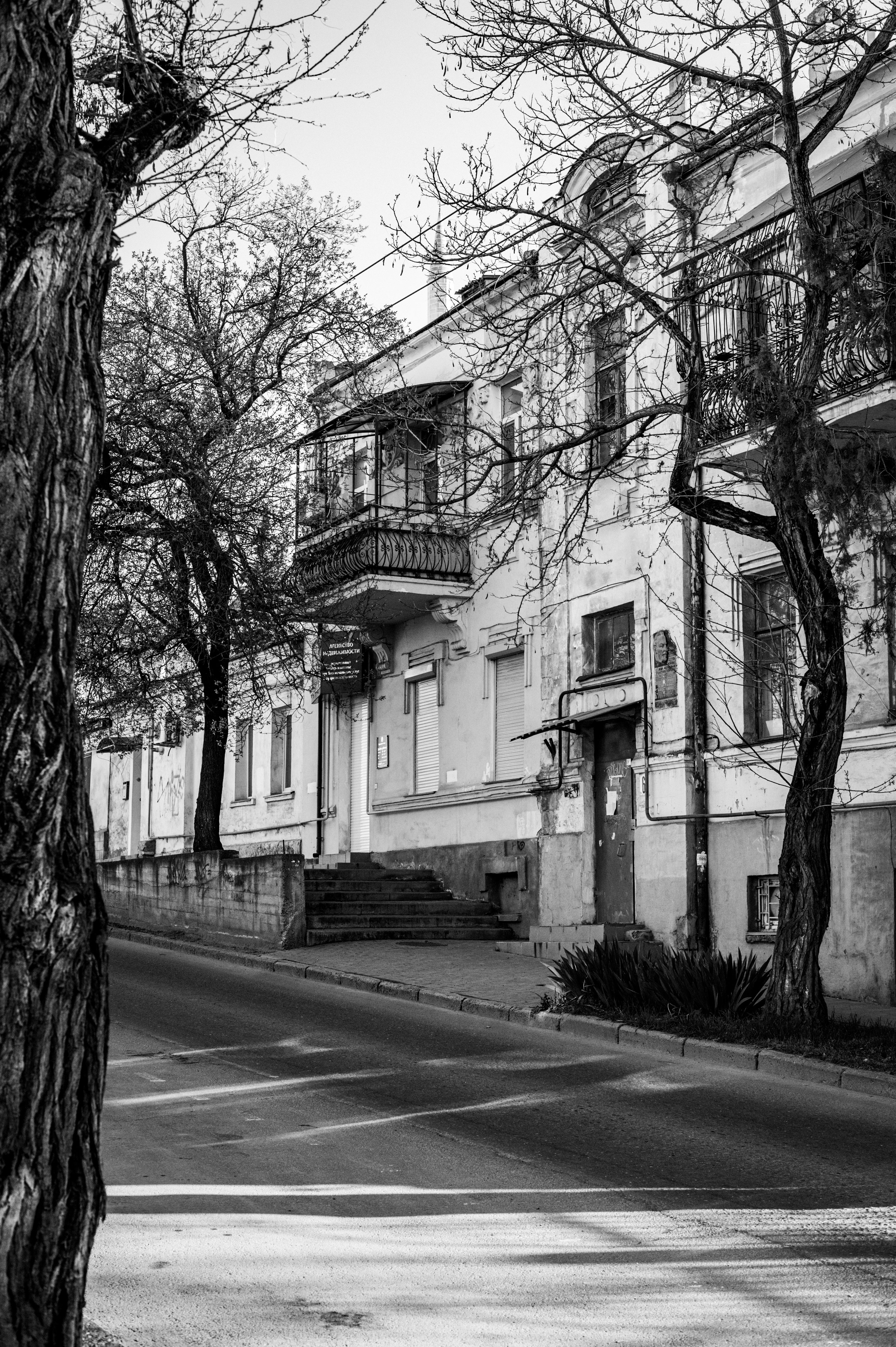 Vintage Black and White Urban Street Scene · Free Stock Photo