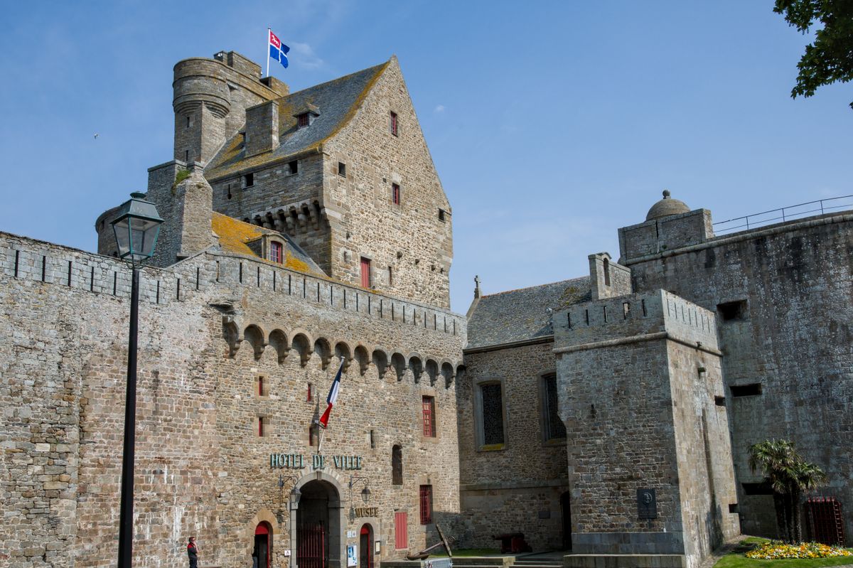 Castelul istoric din Saint-Malo, cu drapelul Franței