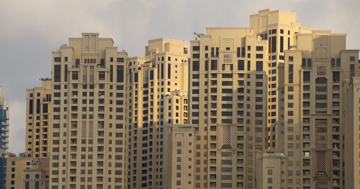 Uma vista de close-up de edifícios modernos em alta em Dubai Marina, destacando detalhes arquitetônicos e vida luxuosa.