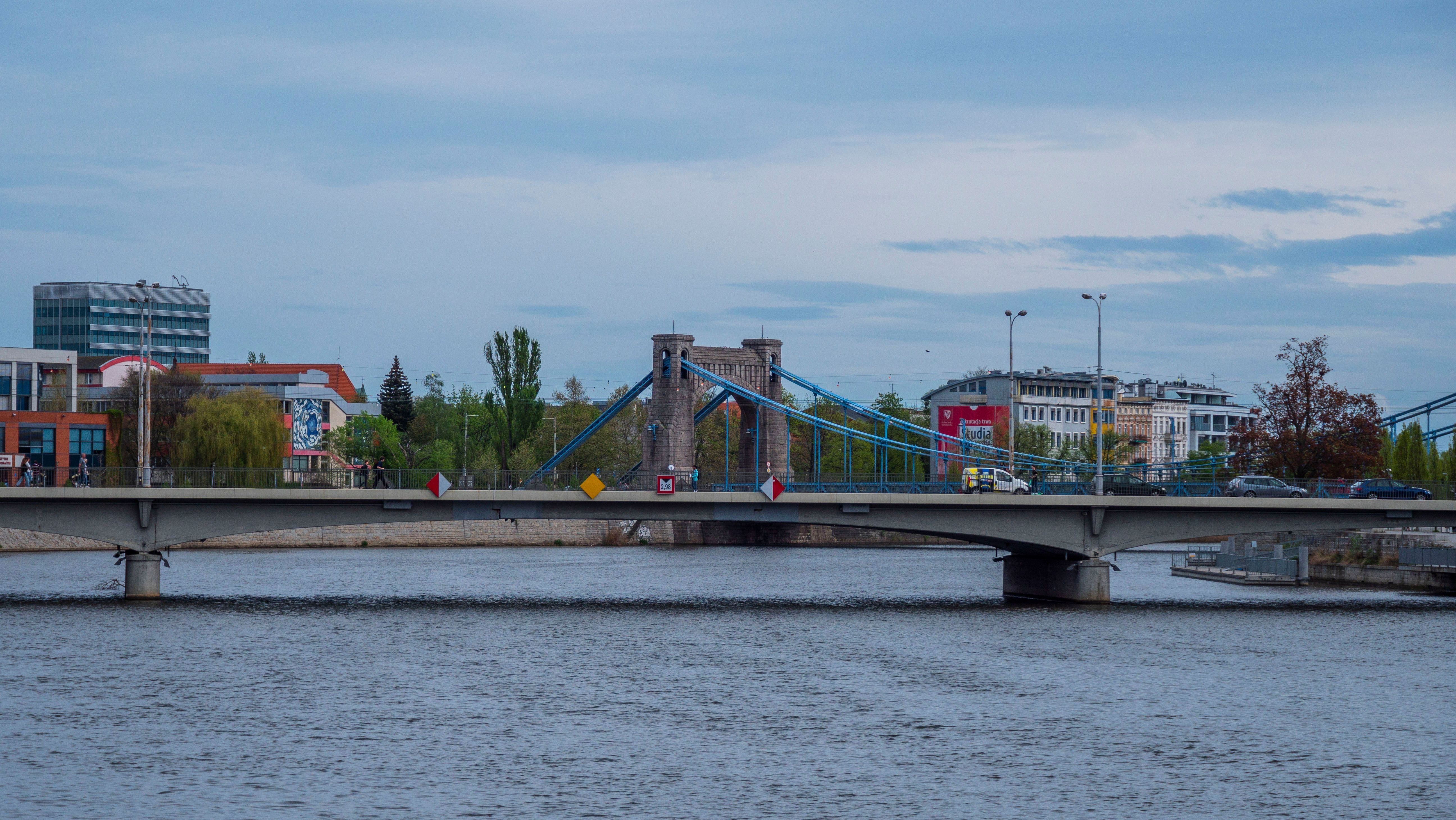 Festpreis oder Stundenlohn vereinbaren – View of Grunwald Bridge with city buildings by the river.